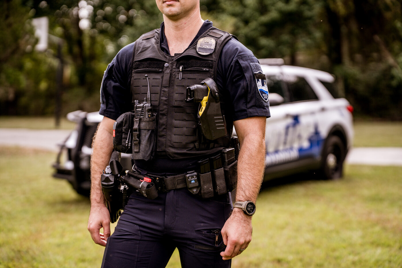 Officer wearing a properly fitted Armor Express external vest carrier